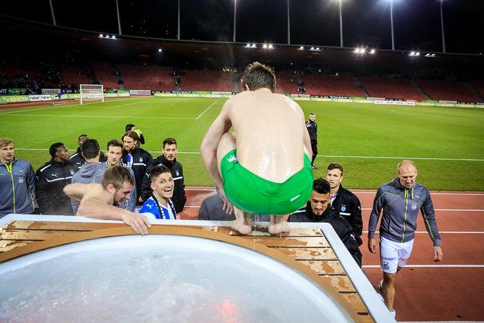 Fanii lui Grasshoppers Zurich îşi pot urmări favoriţii dintr-un jacuzzi de lângă teren 197728