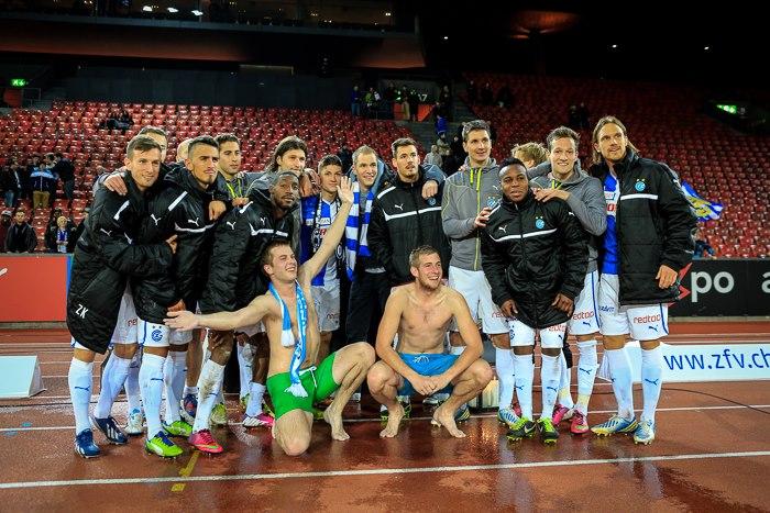 Fanii lui Grasshoppers Zurich îşi pot urmări favoriţii dintr-un jacuzzi de lângă teren 197729