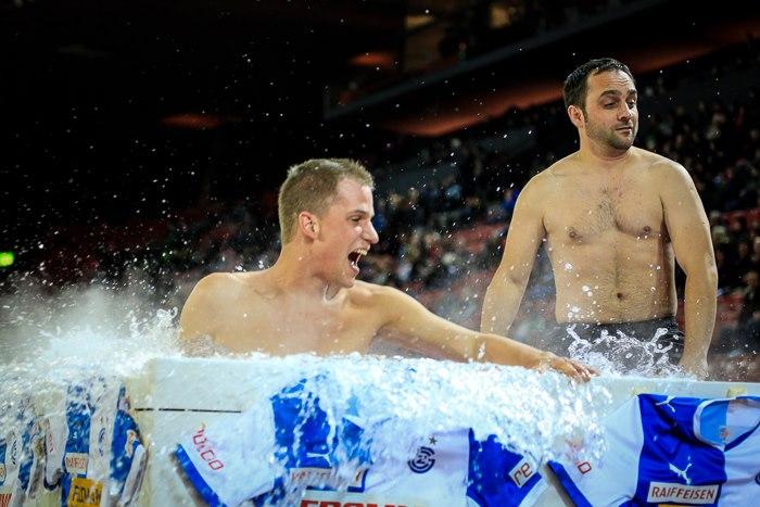 Fanii lui Grasshoppers Zurich îşi pot urmări favoriţii dintr-un jacuzzi de lângă teren 197730