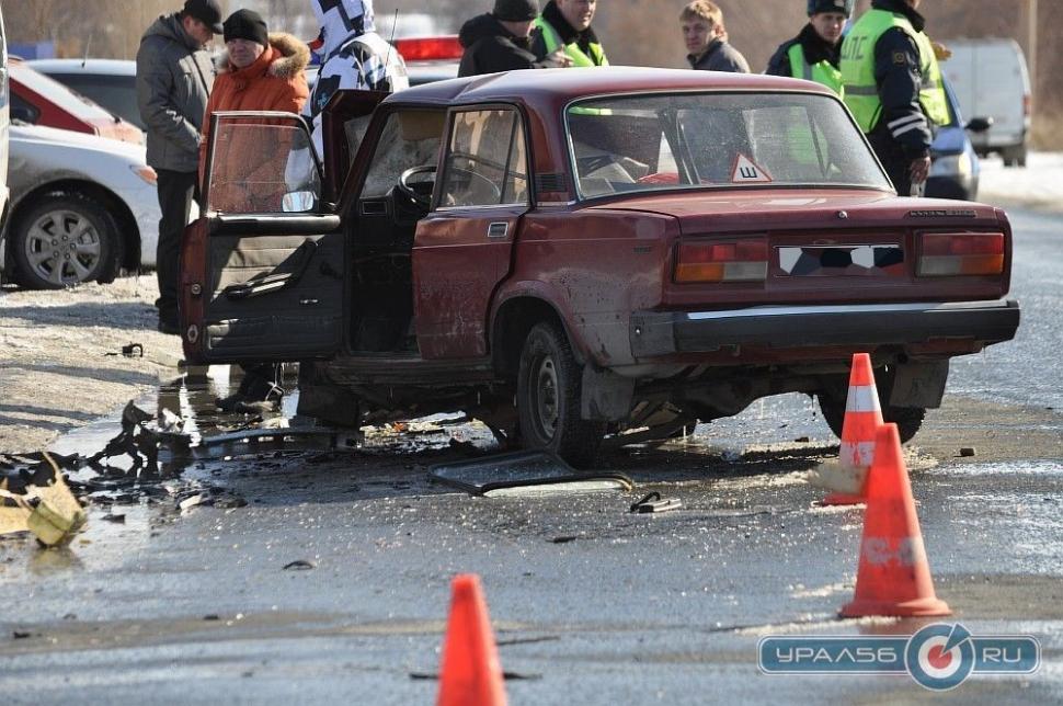 Impact FRONTAL între un Porsche şi o Lada. Care dintre maşini a ieşit mai şifonată din accident 197656