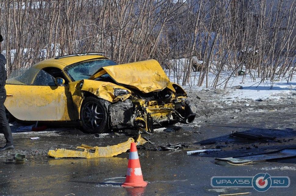 Impact FRONTAL între un Porsche şi o Lada. Care dintre maşini a ieşit mai şifonată din accident 197657