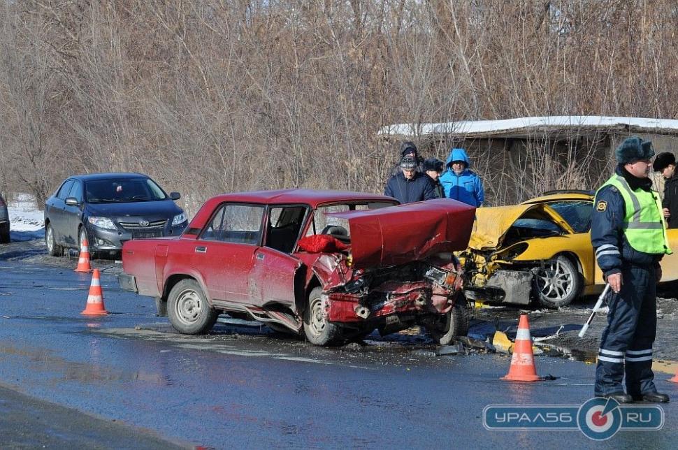 Impact FRONTAL între un Porsche şi o Lada. Care dintre maşini a ieşit mai şifonată din accident 197659