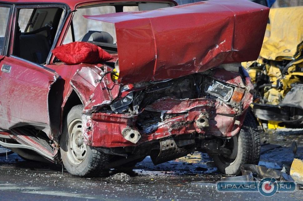 Impact FRONTAL între un Porsche şi o Lada. Care dintre maşini a ieşit mai şifonată din accident 197660