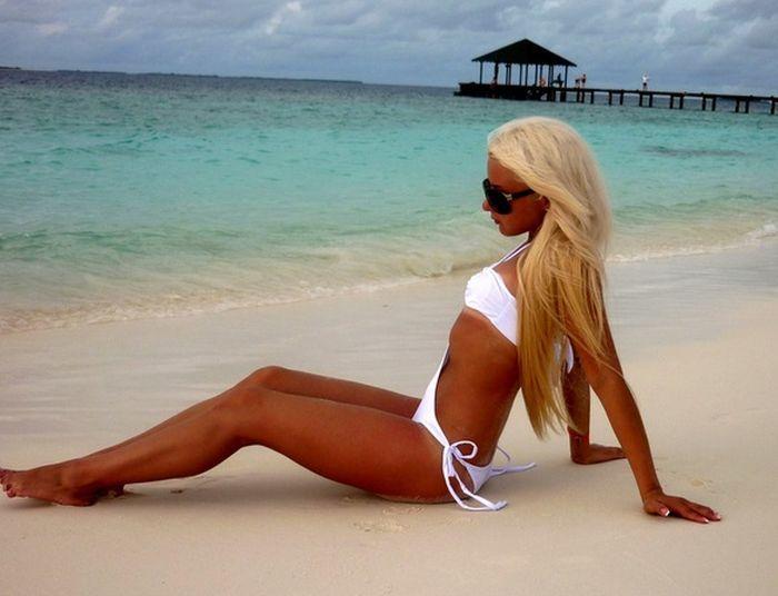 Ce profesie credeţi că are blonda aceasta? Tocmai a absolvit una din cele mai prestigioase şcoli din ţară 197882