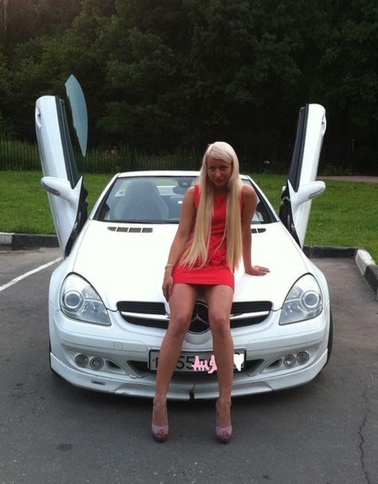 Ce profesie credeţi că are blonda aceasta? Tocmai a absolvit una din cele mai prestigioase şcoli din ţară 197883