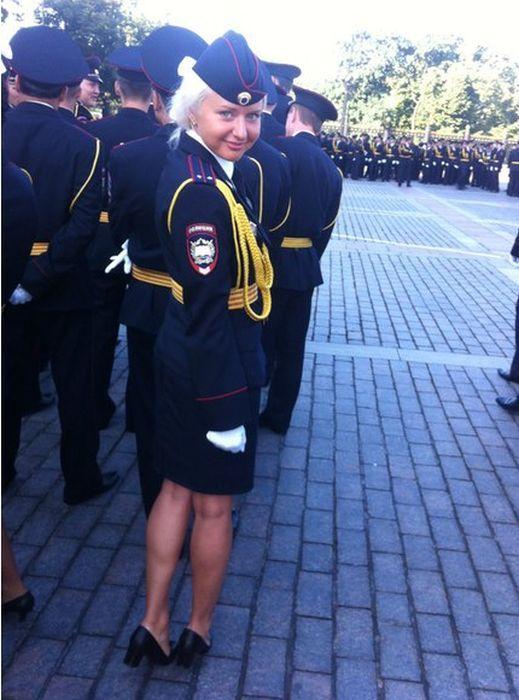 Ce profesie credeţi că are blonda aceasta? Tocmai a absolvit una din cele mai prestigioase şcoli din ţară 197884