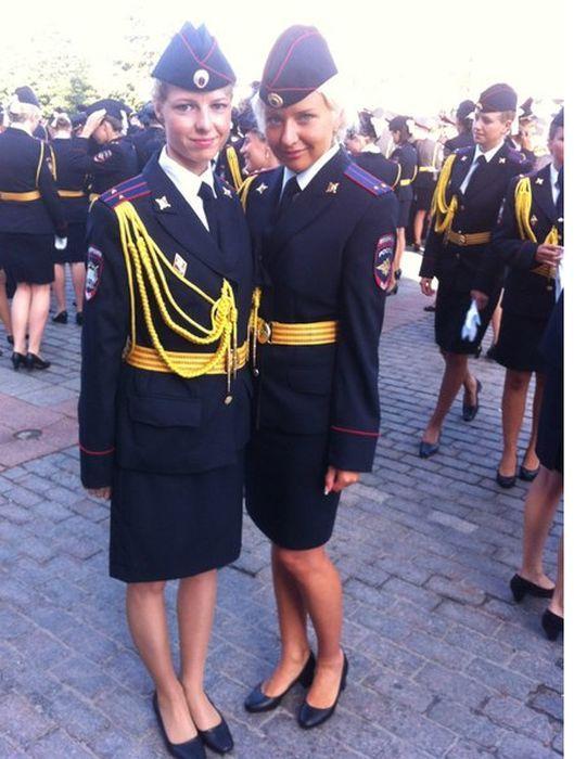 Ce profesie credeţi că are blonda aceasta? Tocmai a absolvit una din cele mai prestigioase şcoli din ţară 197885