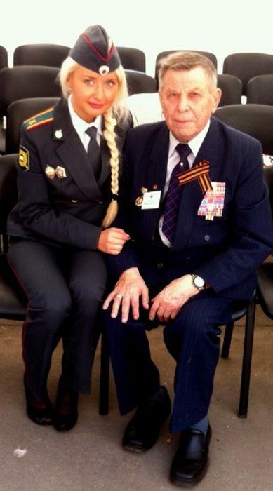 Ce profesie credeţi că are blonda aceasta? Tocmai a absolvit una din cele mai prestigioase şcoli din ţară 197886