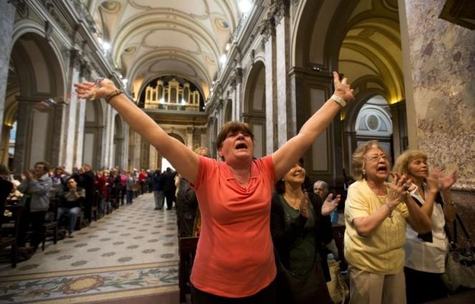 Este primul Papă din America Latină. Cum au reacţionat argentinienii la anunţul alegerii noului Suveran Pontif