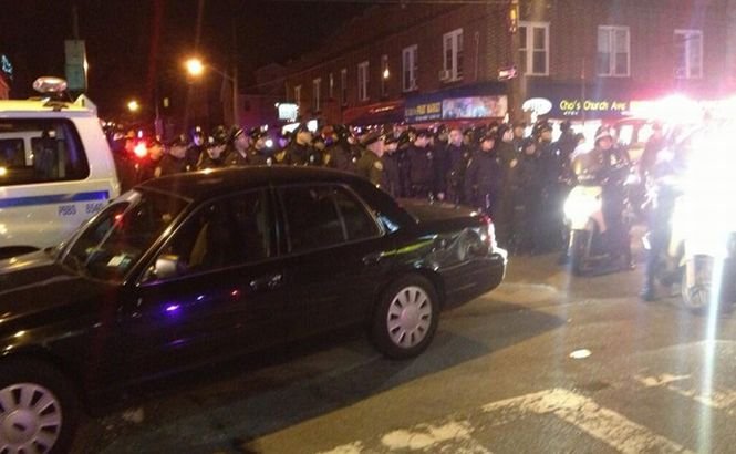 A treia noapte de proteste în Brooklyn. Localnicii s-au săturat de brutalitatea şi abuzurile NYPD