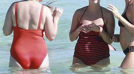 Pe covorul roşu sunt sirene, dar la plajă sunt balene. Cum arată trei din cele mai sexy actriţe în costum de baie