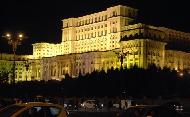 Palatul Parlamentului, iluminat în verde în weekend, cu ocazia celebrării Zilei Sfântului Patrick
