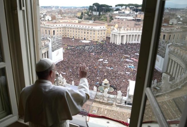 Papa Francisc a fost ovaţionat de 150.000 de persoane venite la prima sa rugăciune Angelus