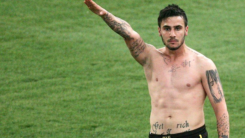 Un fotbalist din Grecia a fost suspendat PE VIAŢĂ, după ce a făcut un salut nazist