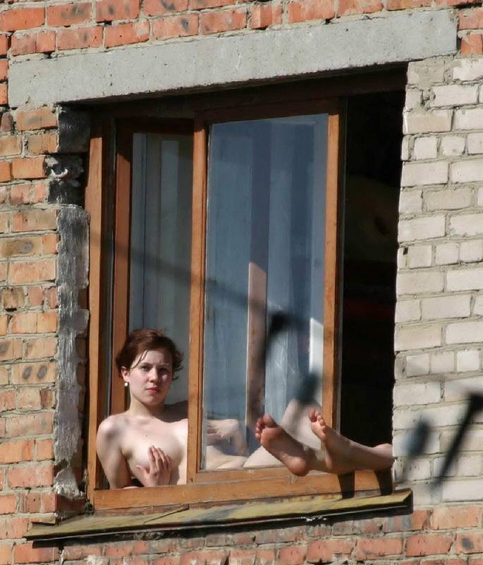 Ce s-a întâmplat la această fereastră a scos toţi vecinii pe geam. Ce făceau două domniţe, când credeau că nu le vede nimeni 198672