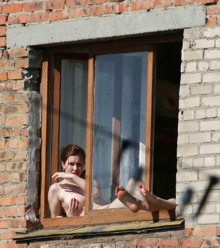 Ce s-a întâmplat la această fereastră a scos toţi vecinii pe geam. Ce făceau două domniţe, când credeau că nu le vede nimeni 198674