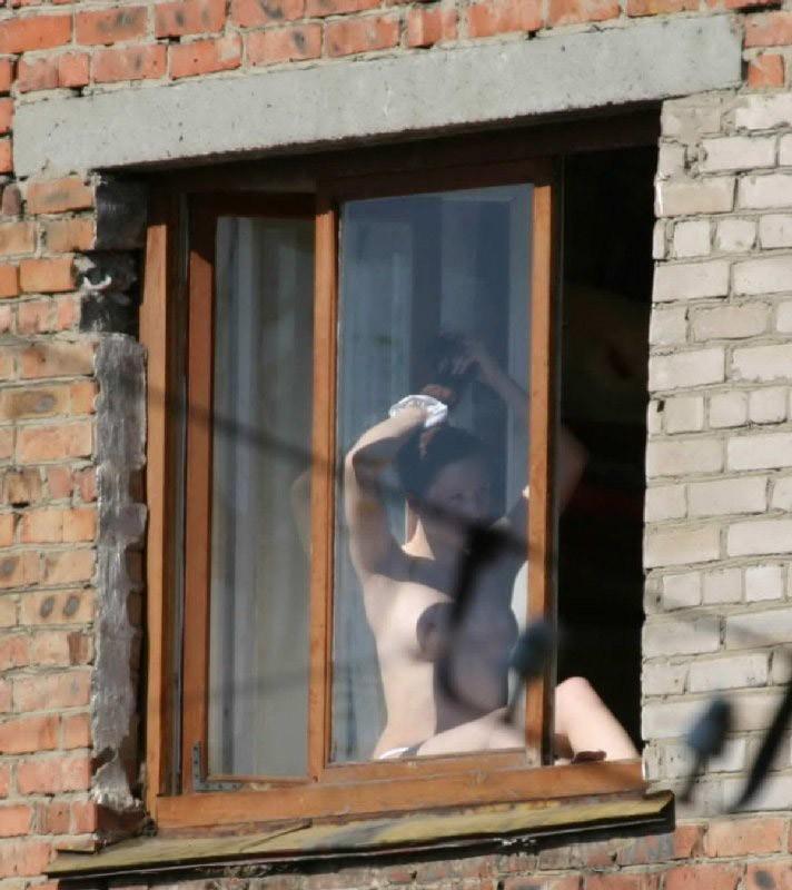 Ce s-a întâmplat la această fereastră a scos toţi vecinii pe geam. Ce făceau două domniţe, când credeau că nu le vede nimeni 198675