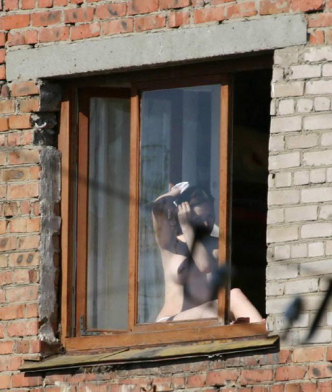 Ce s-a întâmplat la această fereastră a scos toţi vecinii pe geam. Ce făceau două domniţe, când credeau că nu le vede nimeni 198676