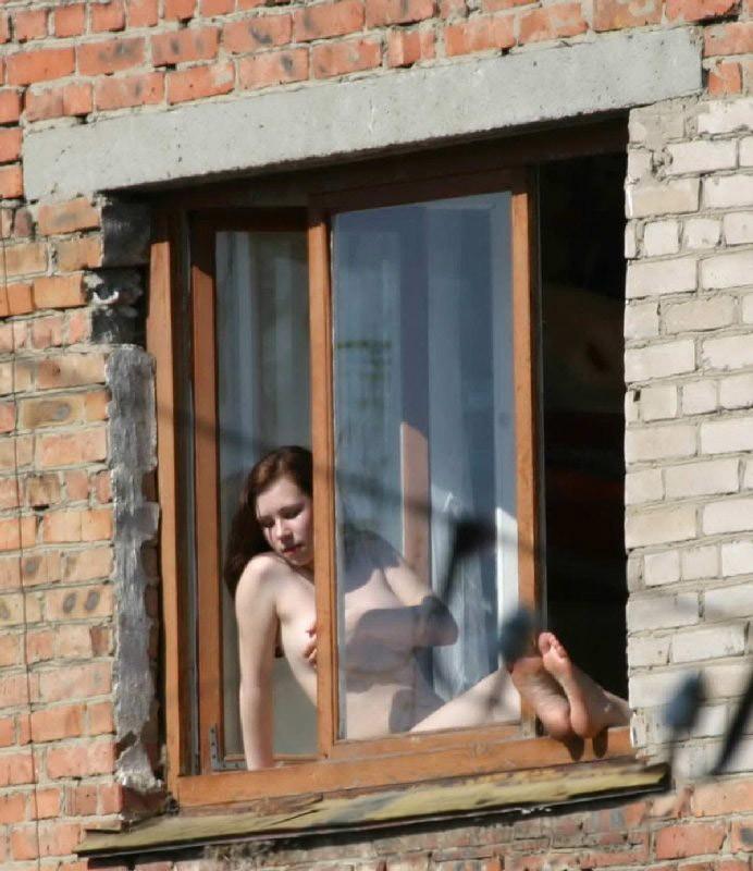 Ce s-a întâmplat la această fereastră a scos toţi vecinii pe geam. Ce făceau două domniţe, când credeau că nu le vede nimeni 198678