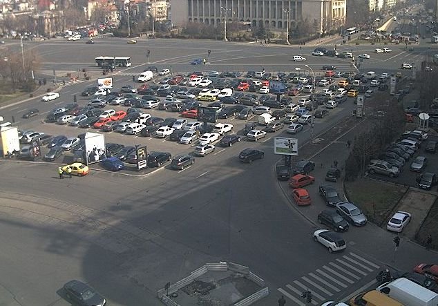 Imagini de la protestul din faţa Guvernului. Protestatarii au blocat strada
