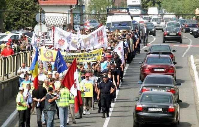 Protest cu scandal la Mechel. Manifestanţii au blocat drumul european care trece prin faţa combinatului