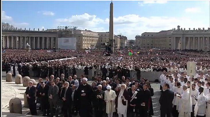 Vezi un FOTOREPORTAJ impresionant de la Vatican cu întronarea Papei Francisc. Ce MESAJ a adresat suveranul întregii lumi 198959