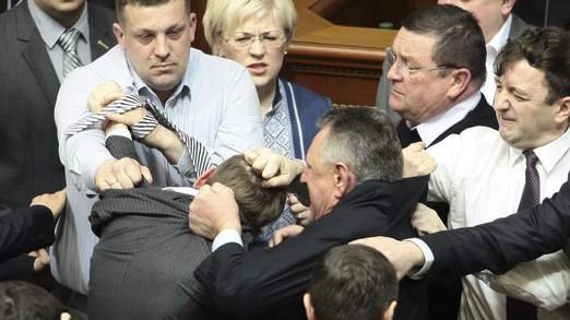 Bătaie ca-n filme în Parlamentul ucrainean: puterea şi opoziţia şi-au împărţit pumni până la suspendarea şedinţei