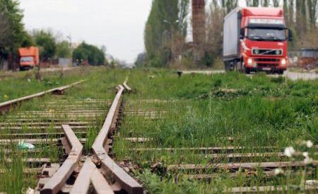 În România se fură şi calea ferată. Doi tineri din Bacău au fost prinşi cu o bucată de zece metri