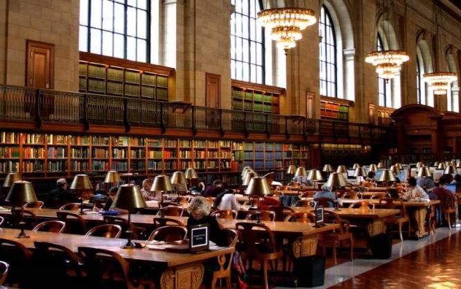 Numai 16% dintre români frecventează bibliotecile publice. Cei mai mulţi dintre aceştia caută informaţii pe internet 