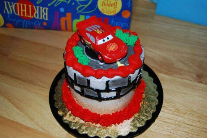 Cum arată acest bebeluş după 10 minute de când a fost făcută poza. Era ziua lui şi mama i-a pus în faţă un tort. Urmarea e inevitabilă 199382