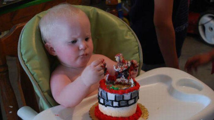 Cum arată acest bebeluş după 10 minute de când a fost făcută poza. Era ziua lui şi mama i-a pus în faţă un tort. Urmarea e inevitabilă 199384