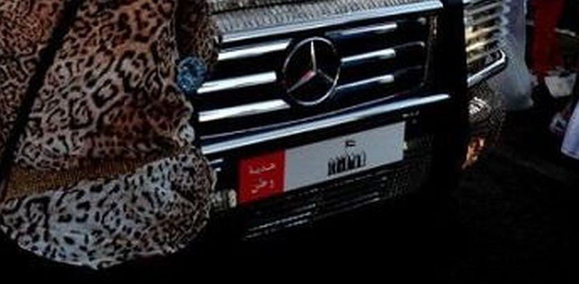 Este cocalarul suprem. Ce şi-a făcut acest arab putred de bogat cu Mercedesul. Toţi îl fotografiau pe stradă  199393