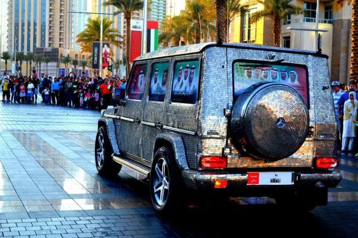 Este cocalarul suprem. Ce şi-a făcut acest arab putred de bogat cu Mercedesul. Toţi îl fotografiau pe stradă  199403