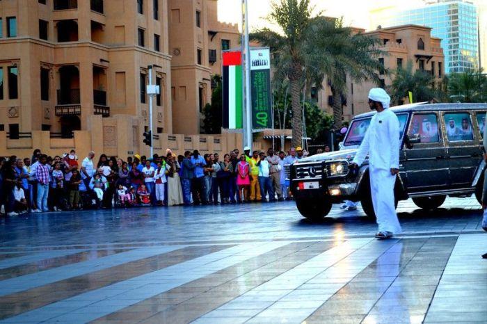 Este cocalarul suprem. Ce şi-a făcut acest arab putred de bogat cu Mercedesul. Toţi îl fotografiau pe stradă  199406