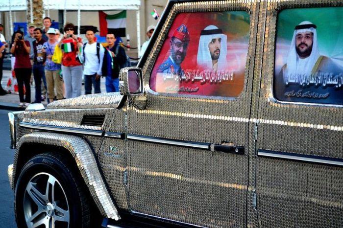 Este cocalarul suprem. Ce şi-a făcut acest arab putred de bogat cu Mercedesul. Toţi îl fotografiau pe stradă  199407