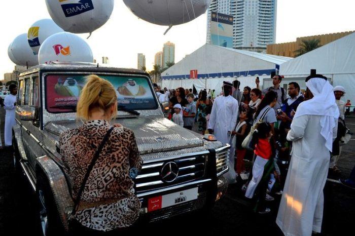 Este cocalarul suprem. Ce şi-a făcut acest arab putred de bogat cu Mercedesul. Toţi îl fotografiau pe stradă  199408