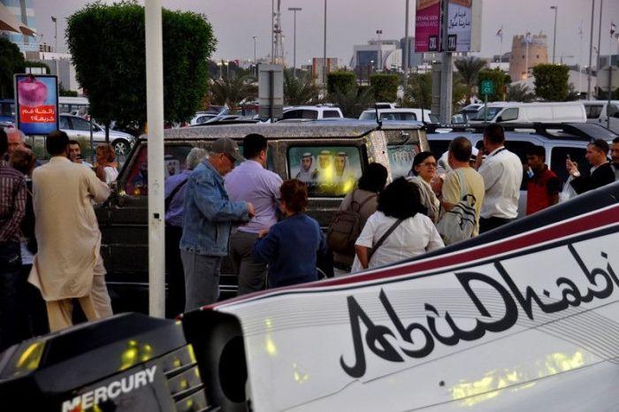 Este cocalarul suprem. Ce şi-a făcut acest arab putred de bogat cu Mercedesul. Toţi îl fotografiau pe stradă  199409