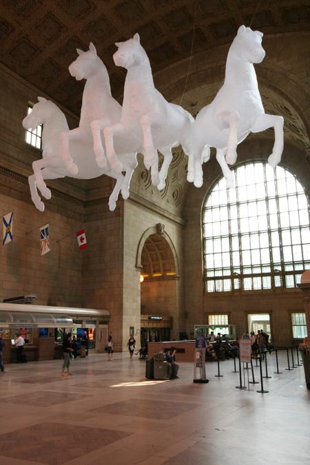 Premieră în România. Expoziţia de artă contemporană "Lumi plutitoare", semnată de Max Streicher 199483