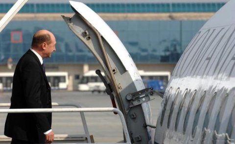 Administraţia prezidenţială face economii de când a renunţat la aeronava TAROM. Cât costă acum deplasarea externă a lui Băsescu