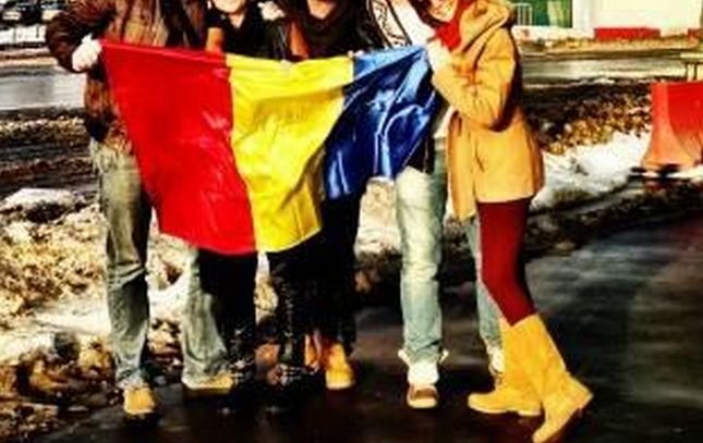 Copii români umiliţi pentru că au îndrăznit să poarte tricolorul. Au fost puşi să stea în genunchi şi au fost loviţi