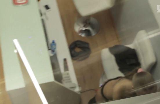 Lucra într-o multinaţională, dar a făcut un lucru ce a costat-o scump. Colegii au filmat-o fără să ştie 199583