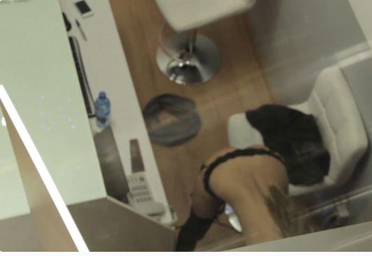 Lucra într-o multinaţională, dar a făcut un lucru ce a costat-o scump. Colegii au filmat-o fără să ştie 199585