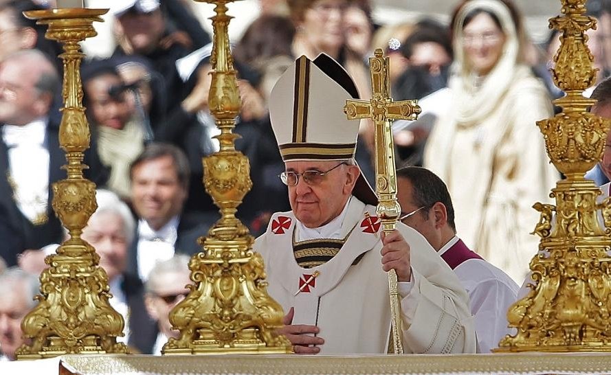 Papa Francisc instituie austeritatea: A cerut un SCAUN obişnuit în locul TRONULUI PAPAL
