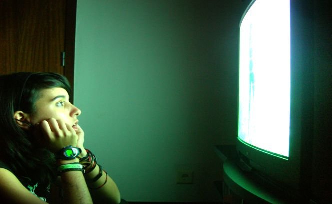 Suntem dependenţi de televizor? Românii, pe primul loc în Europa la consumul TV  