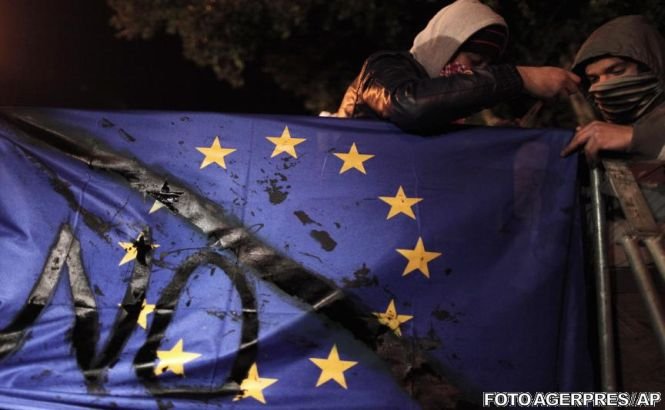 Un drapel al Uniunii Europene a fost ars în centrul Nicosiei de protestatarii nemulţumiţi de taxa pe depozite bancare