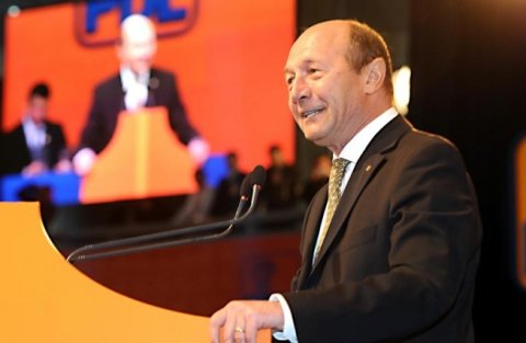Mircea Badea parodiază &quot;mesajul de la perdea&quot; al lui Traian Băsescu