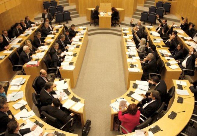 Parlamentul cipriot aprobă noi legi pentru controlul capitalului şi restructurarea băncilor, în urma unor negocieri prelungite
