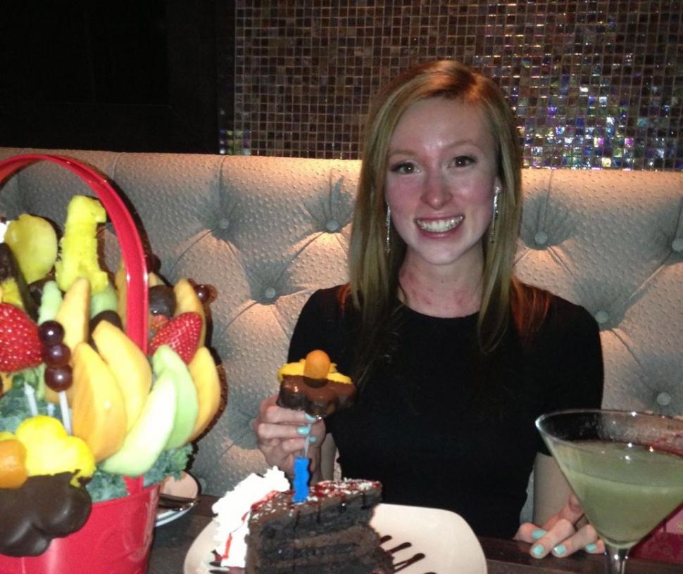 A ajuns să arate ca un monstru după ce a băut în club acest cocktail. O poţi păţi şi tu dacă nu eşti atent 199985