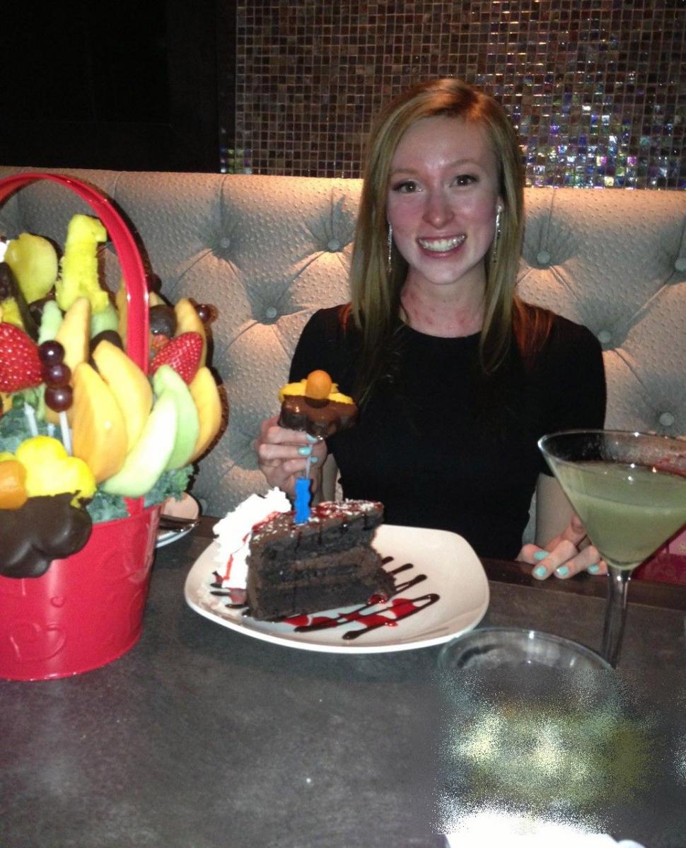 A ajuns să arate ca un monstru după ce a băut în club acest cocktail. O poţi păţi şi tu dacă nu eşti atent 199992