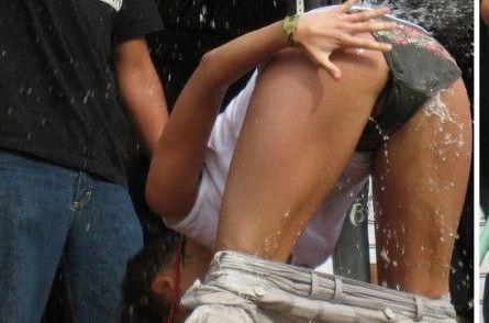 Are 17 ani, învăţa bine la şcoală, dar părinţii vor să o dezmoştenească după ce a făcut asta. 60.000 de oameni au fost martori 199954